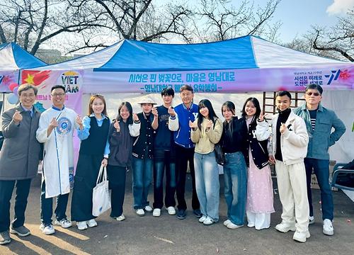 베트남 유학생 2024 영남대 벚꽃축제 참여